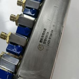 兴腾流体 塑机专用水排920128 规格：L420mm-W160mm-D4mm （备注：主体不锈钢材质；进水2进4出、分水出口32个/配304阀门和快插水嘴及配安装架）