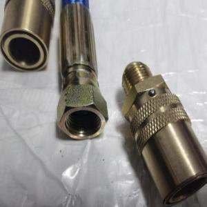 欧安亚 不锈钢编织管OAY9I162000 材质:不锈钢+三胶+铜 壁厚:2mm 备注:多层 9/16-2.0M含带锁快插接头,红、蓝色任选(起订10套)